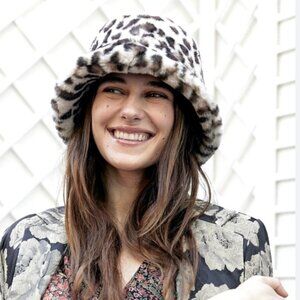 UO LEOPARD FUZZY BUCKET HAT